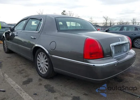 2004 Lincoln Town Car Ultimate z USA, uszkodzony, nr VIN 1LNHM83W64Y614687